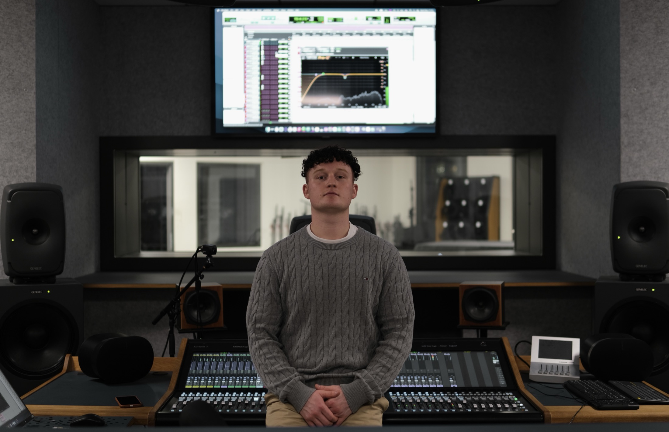 Portræt af Mads Jakobsen ved mixerpulten i studiet