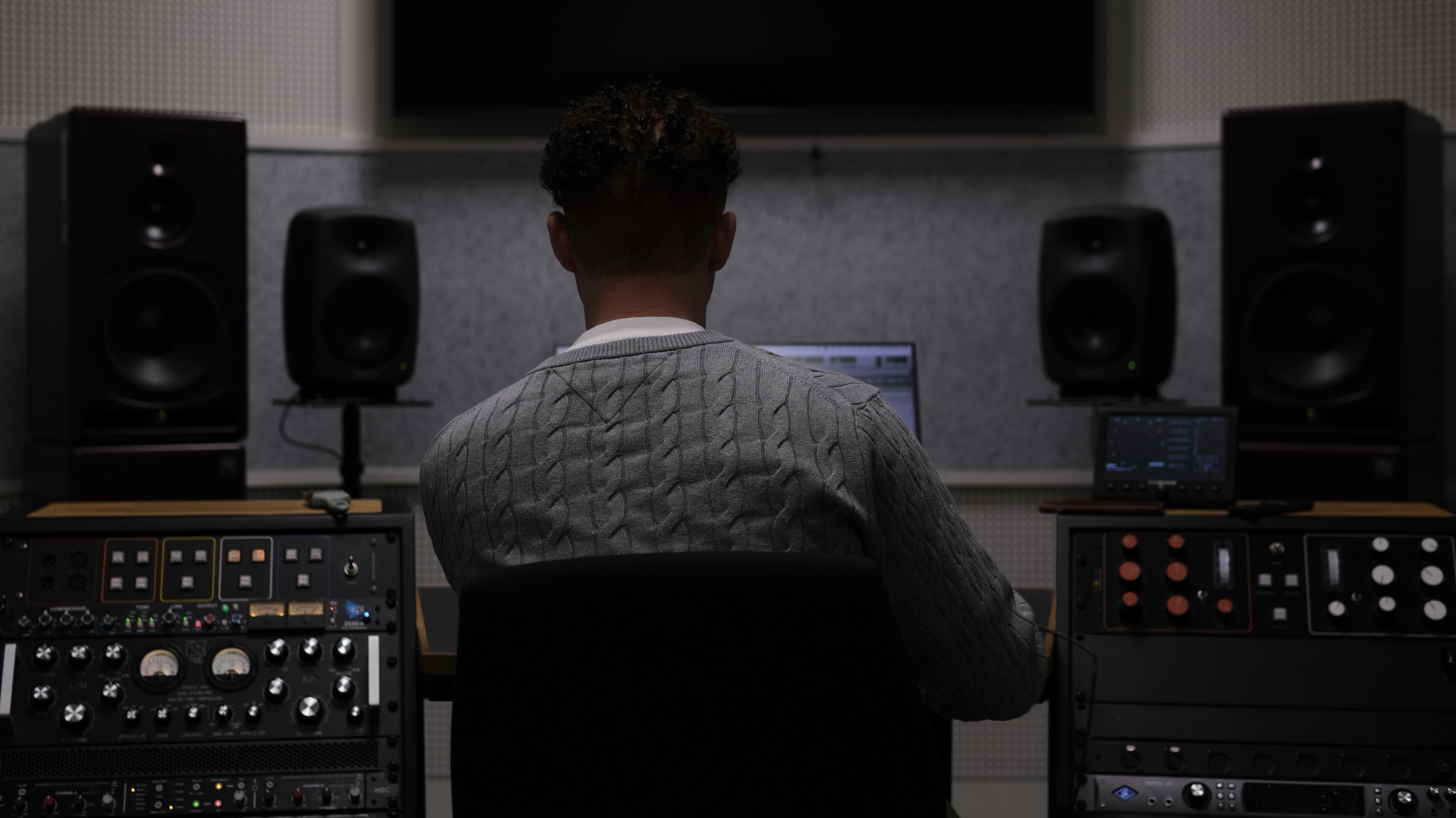 Mads Jakobsen i studiet bag mixerpulten med studiemonitorer og outboard gear